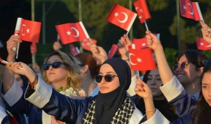 Demirci’de mezuniyet coşkusu, öğrenciler karanfillerle uğurlandı