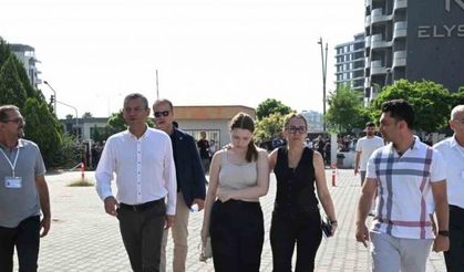 Ferdi Zeyrek’in kızı Nehir, TYT’ye CHP Lideri Özgür Özel ve annesiyle geldi