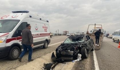 Manisa'da iki otomobil kafa kafaya çarpıştı 3 ağır yaralı