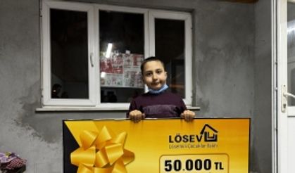 Minik Ahmet’e 50 bin TL ihtiyaç çeki