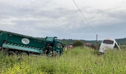 Manisa'da 12 kişinin yaralandığı kaza anı araç kamerasına yansıdı