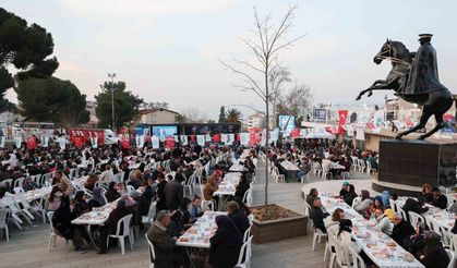 Alaşehir'de yüzlerce kişi iftarda buluştu