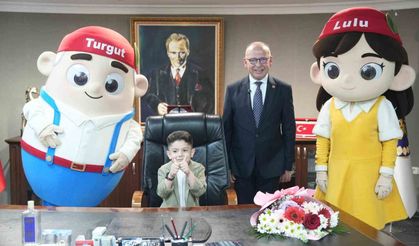 Başkan Çetin Akın koltuğunu minik başkana emanet etti