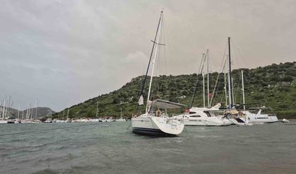 Bodrum'da fırtına etkili oldu, 2 tekne karaya oturdu