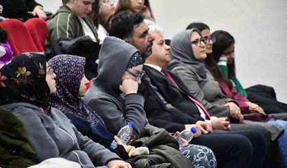 Gençlerin tarih konulu konferansa katılımı yoğun oldu