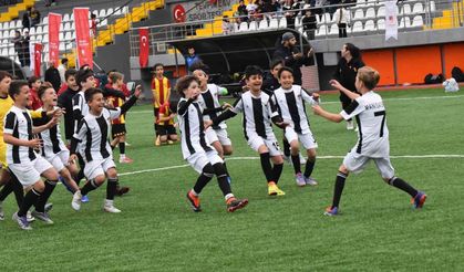 Yunusemre'de 23 Nisan coşkusu yeşil sahada yaşandı