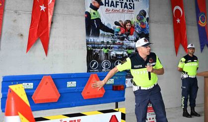 Demirci'de traktör sürücülerine reflektör dağıtımı yapıldı