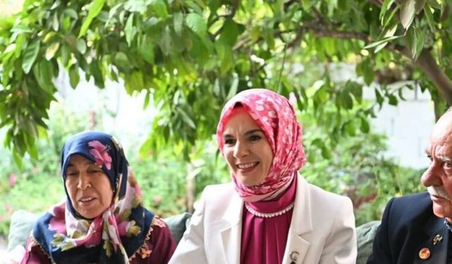 Manisa’da 48 yıllık evli çifte Bakan Göktaş’tan tebrik