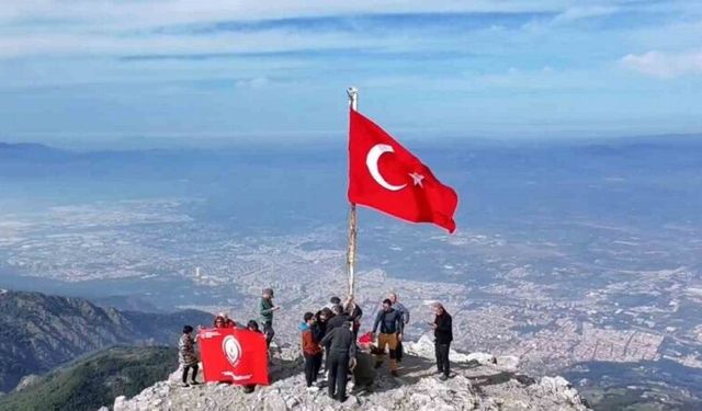 Görme engelliler Spil Dağı zirvesinde bayrak değiştirdi