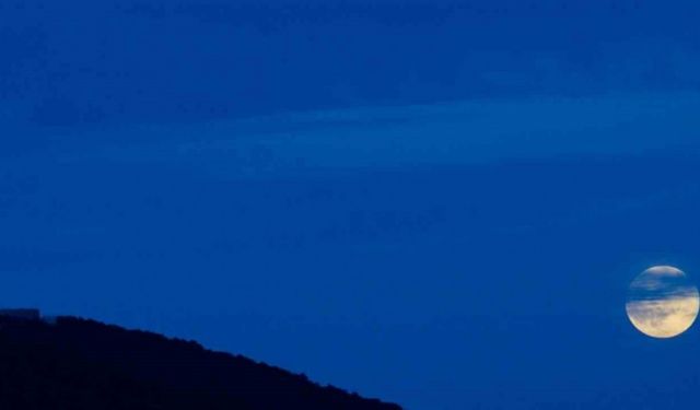 Spil Dağı’nın eşsiz manzarası "Kunduz Süper Ay" ile aydınlandı