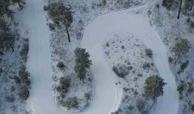 Karla kaplanan Demirci’de kartpostallık manzaralar