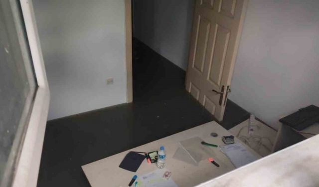 Sağanak yağış Manisa’da su baskınlarına neden oldu