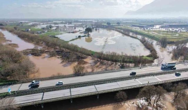 Adımla geçilen nehir taştı