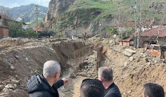 Alaşehir’de selin vurduğu yollar onarılıyor