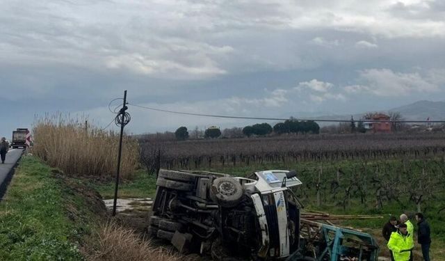 Çekiciden savrulan kamyon şarampole uçtu