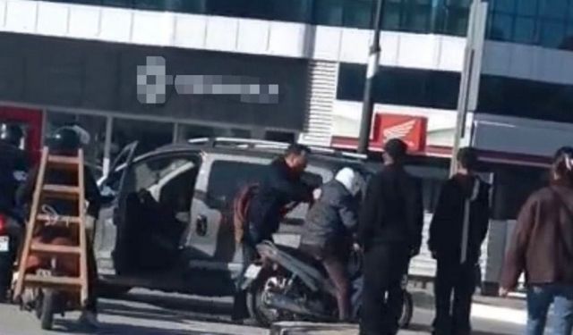 Kavşakta geçiş önceliği tartışması kavgaya dönüştü: Taraflar birbirlerine girdi