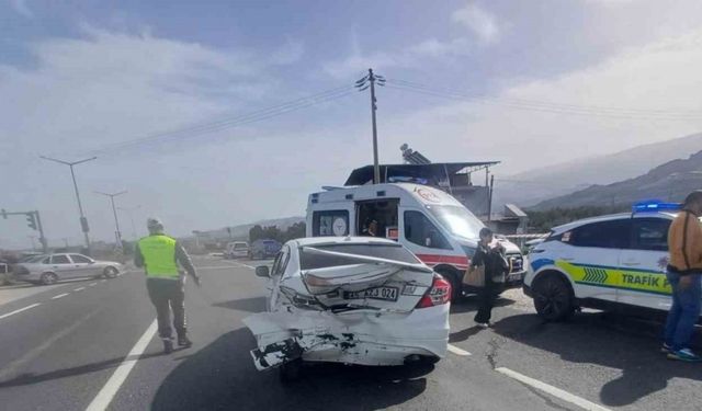 Manisa’da iki otomobil çarpıştı: 2’si çocuk 5 yaralı