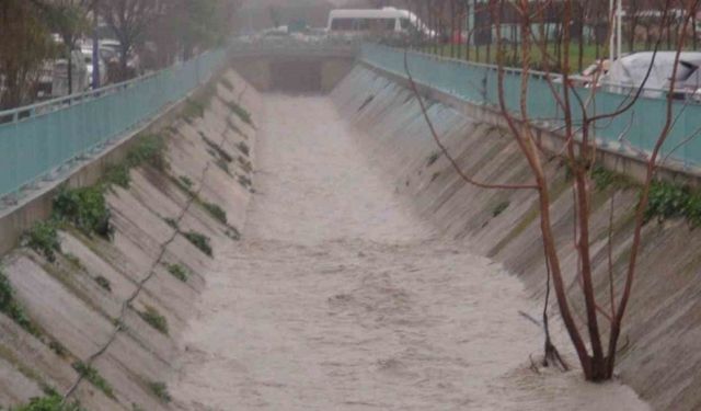 Manisa’da sağanak yağış etkili oluyor