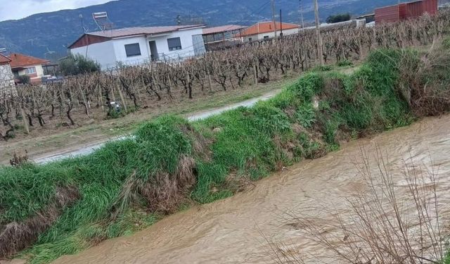 Sağanak yağış Sarıgöl’de kuruyan dereleri canlandırdı