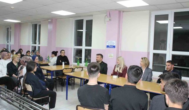 Altıntaş Kaymakamı Ayşegül Yıldırım öğrencilerle iftarda buluştu