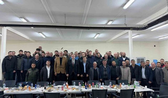 Aslanapa Kaymakamı İsmail Tosun, muhtarlarla iftarda bir araya geldi