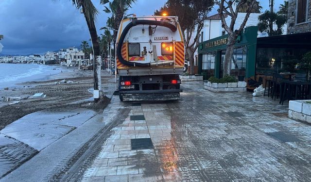 Belediye ekiplerinden fırtına ve yağmur sonrası kapsamlı temizlik