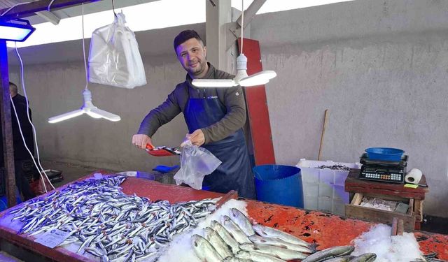 Bu aile üyeleri 60 yıldır ilçe pazarlarında balık satışı yapıyor