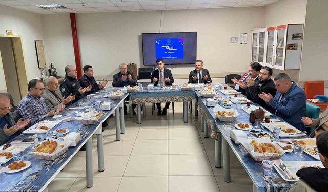 Çameli protokolü İmam Hatip Lisesinin iftarında öğrencilerle buluştu