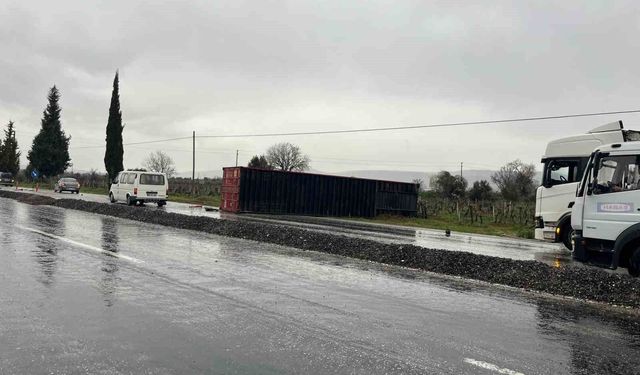 Denizli'de kayganlaşan yolda tırın dorsesi yola savruldu