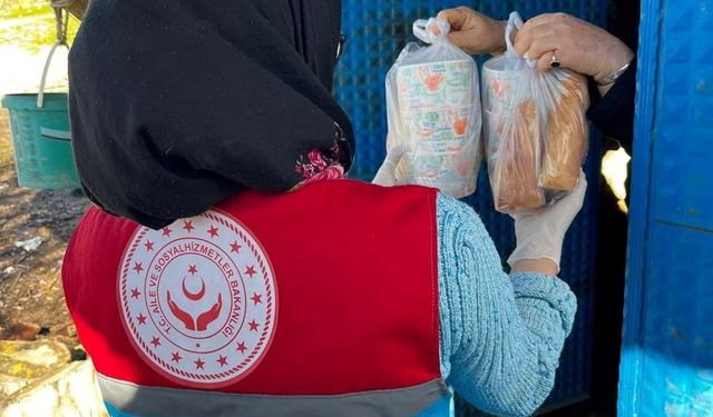 Dumlupınar SYDV ihtiyaç sahibi 18 eve sıcak yemek ulaştırıyor