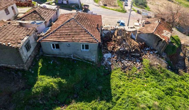 Gölmarmara'da heyelan: 7 ev kullanılamaz hale geldi