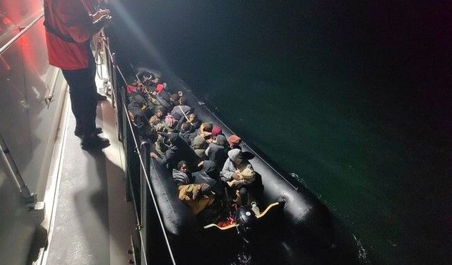 İzmir açıklarında 59 düzensiz göçmen yakalandı