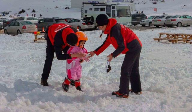 JAK şehit ve gazi çocuklarına kayak eğitimi verdi