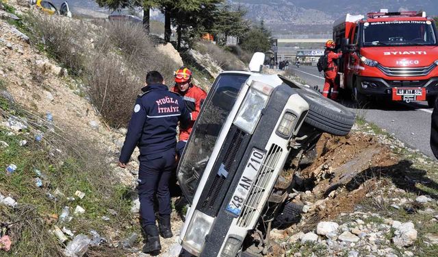 Kaza yapan Tofaş aracın içinde sıkışan vatandaşı itfaiye ekipleri kurtardı