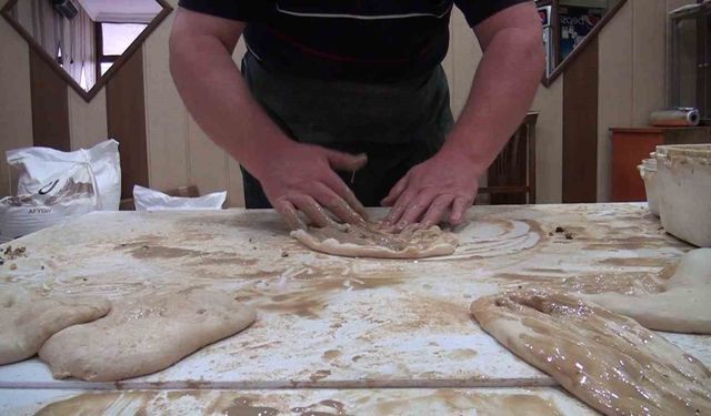 Kütahya'da Ramazan ayının vazgeçilmez lezzeti: Tahinli pide