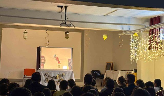 Menteşe'de gönüllü gençler Hacivat ve Karagöz'ü okullara taşıdı