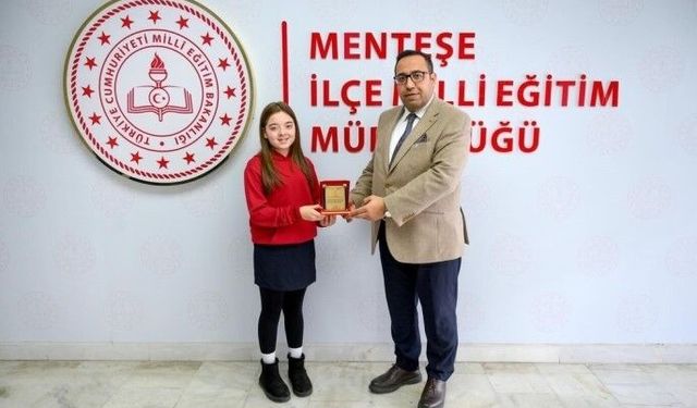 Muğlalı Azra, İstiklal Marşı'nı Güzel Okuma Yarışması'nda Türkiye birincisi oldu