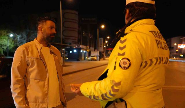 Polisten 'babalık' yapmasını isteyen alkollü sürücü gazetecinin şarjının bitmesini diledi