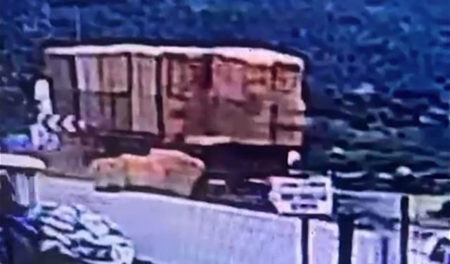 Saman balyalarının altında kalan kişinin ölüm anı kamerada