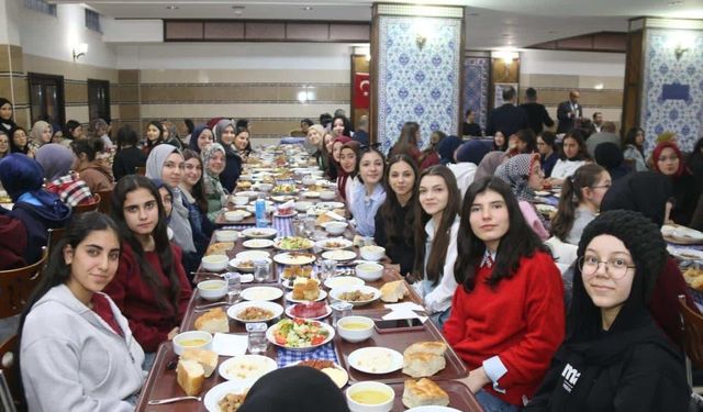 Tavşanlı Devlet Ana Kız Anadolu İmam Hatip Lisesi'nde iftar programı
