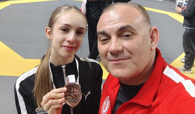 Manisa’nın Gururu Zeynep Alya: Gençler Türkiye Şampiyonası’nda Bronz Madalya!