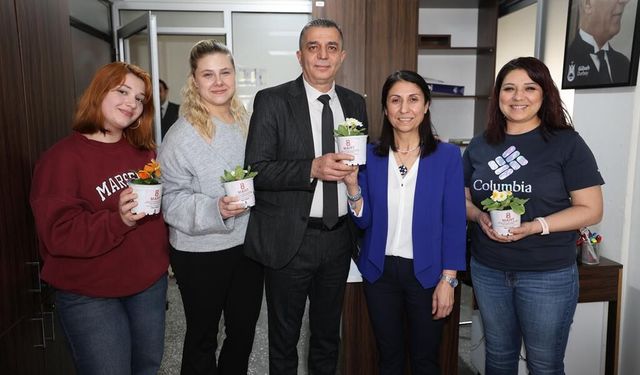 BAŞKAN ŞİMŞEK’TEN KADIN PERSONELE 8 MART ÇİÇEĞİ