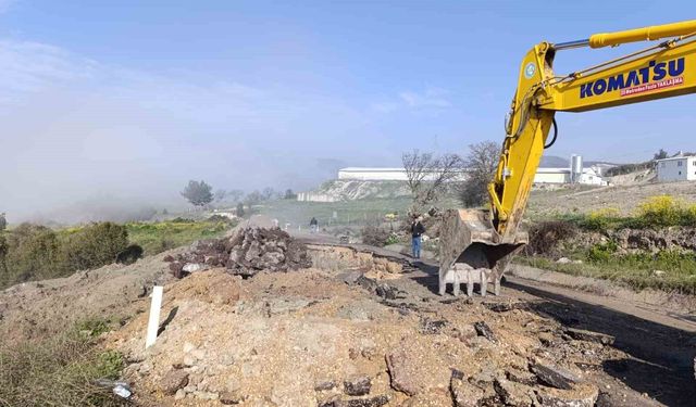 Çöken Selendi-Kula eski yolunda çalışmalar devam ediyor
