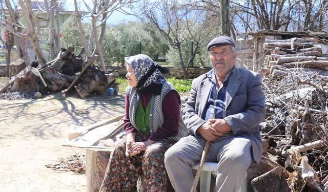 Depremde hasar gören evlerini dışarıdan izliyorlar