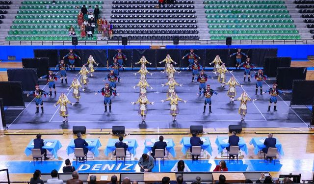 Halk oyunları şöleni izleyenleri mest etti