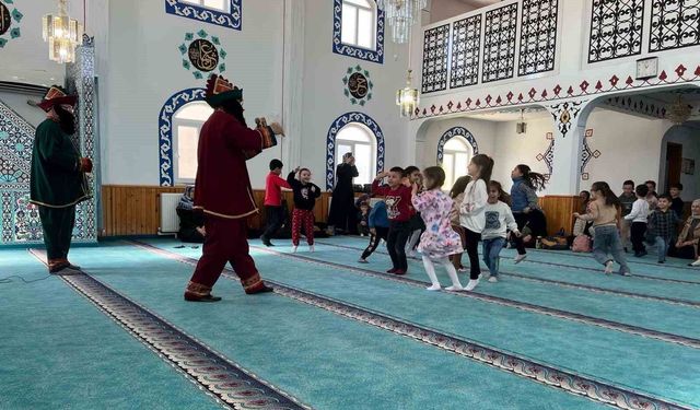 Hisarcık'ta 4-6 yaş Kur'an Kursu öğrencilerine Hacivat ve Karagöz gösterisi