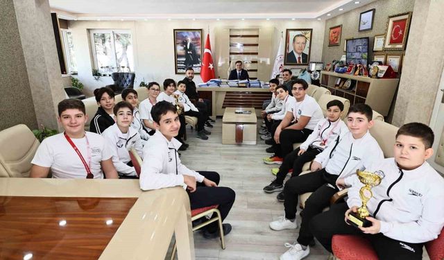 İl Müdürü Yunus Öztürk, su topu sporcularını tebrik etti