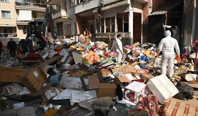 Karabağlar'da çöp evden 12 kamyon atık çıkarıldı