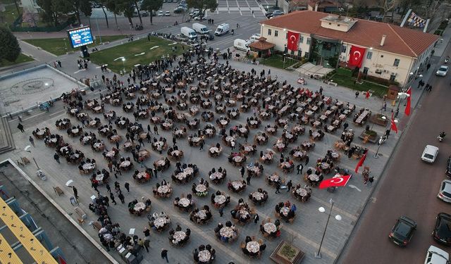 Kasapoğlu ve Vali Özkan vatandaşlarla iftarda buluştu
