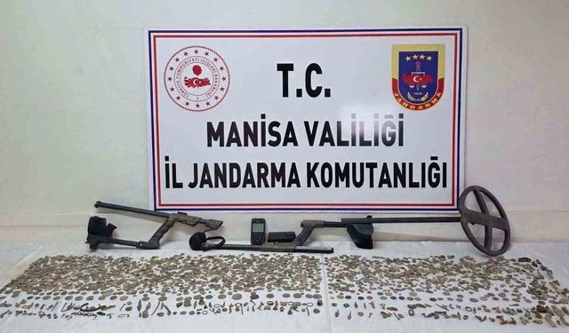 Manisa'da 2 bin 580 sikke ve 235 tarihi obje ele geçirildi